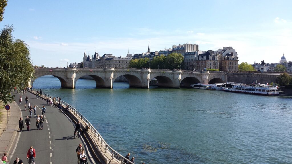 Paris Walking Tour Guide